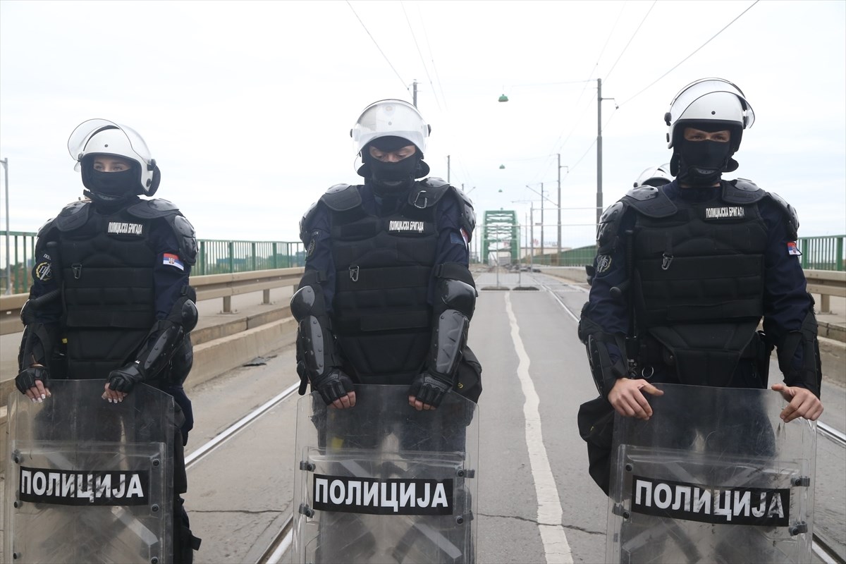 VIDEO Krenulo rušenje mosta u Beogradu, čuvaju ga specijalci