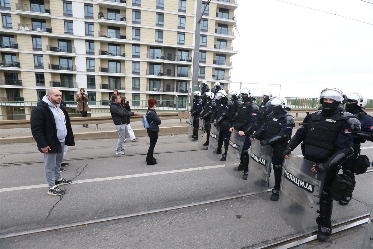 VIDEO Krenulo rušenje mosta u Beogradu, čuvaju ga specijalci