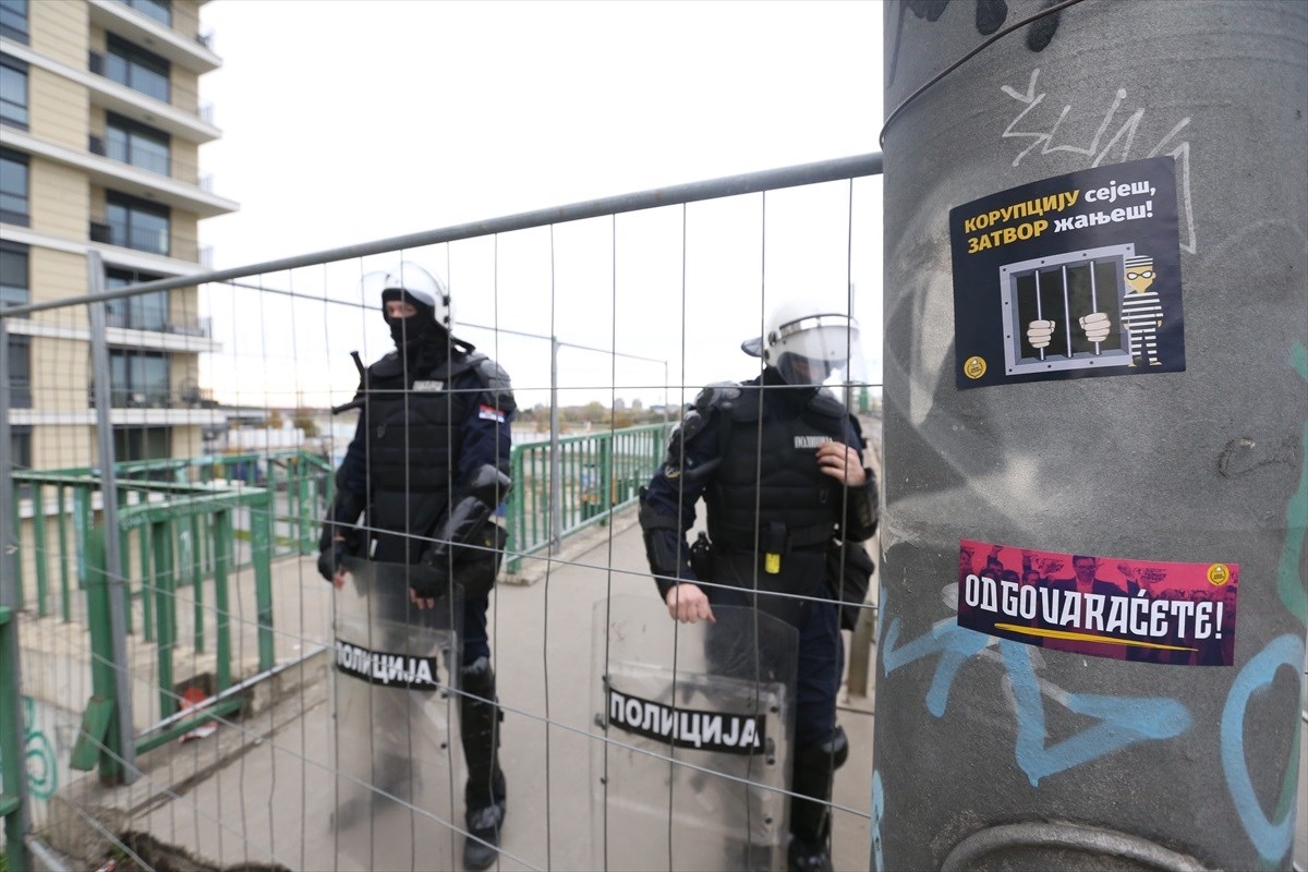 VIDEO Krenulo rušenje mosta u Beogradu, čuvaju ga specijalci