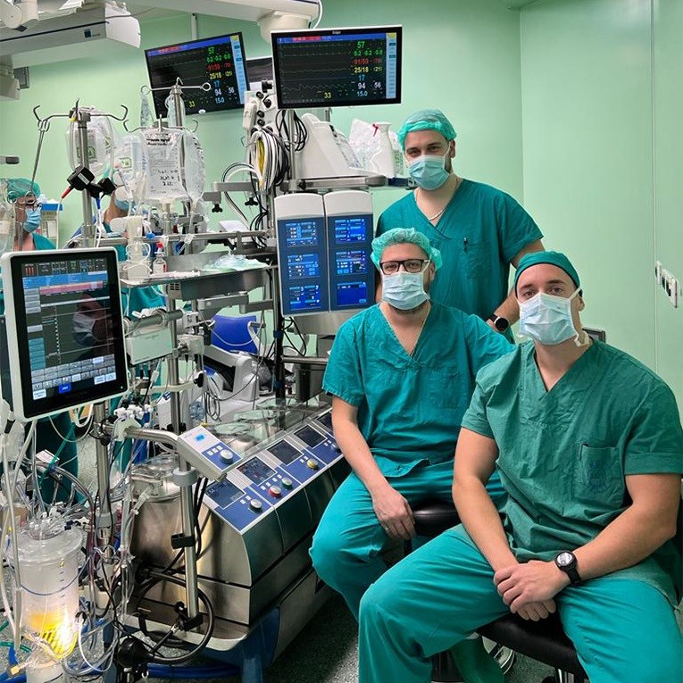 perfuzionisti Goran Potočki i Petar Malenica i Burno Slišković koji su pomoću uređaja održavali pacijenta na životu tijekom operacije