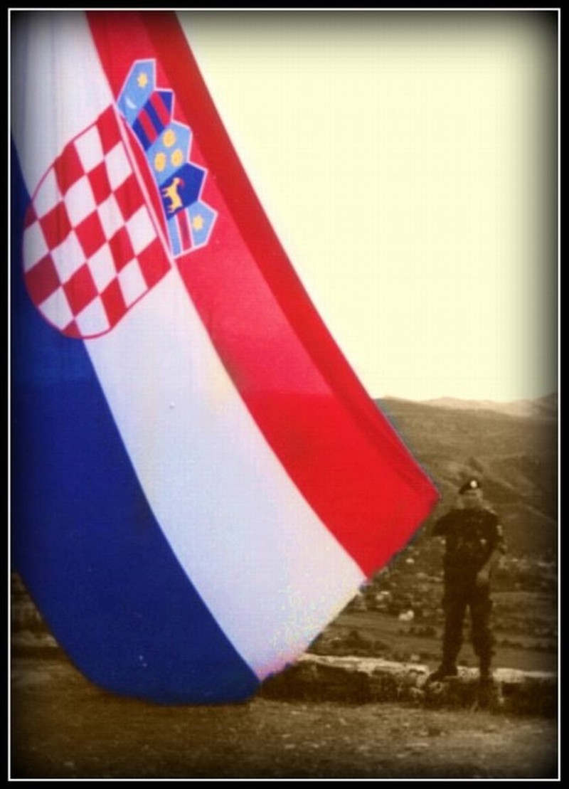 Damir Čule ("Slika mog pokojnog oca, na Kninskoj tvrđavi, neposredno nakon oslobođenja Knina.")
