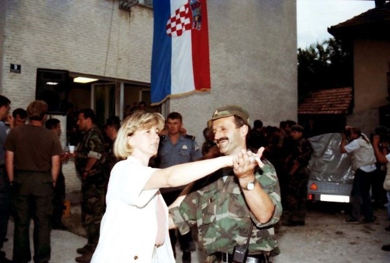 Drago Krpina tijekom posjete oslobođenom Gračacu.