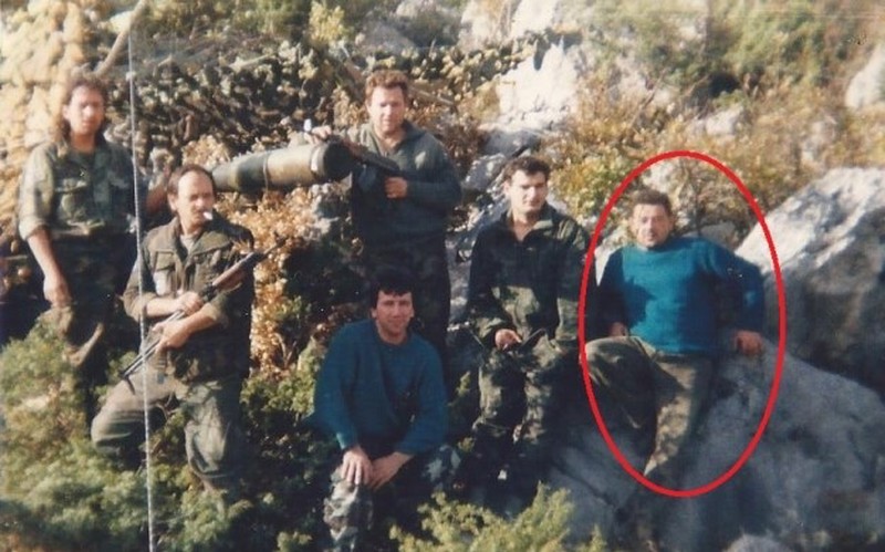 "Ivan Kamenečki zapovjednik tenka 2.gardijske brigade GROMOVI. Hvala svim braniteljima i HVALA TATA!"
