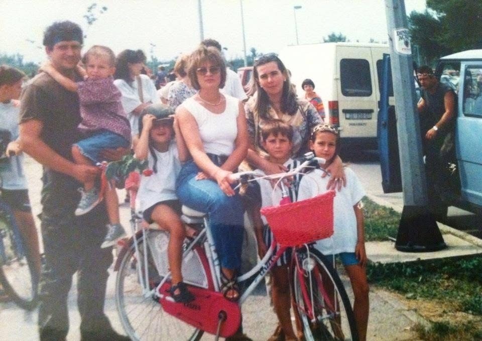 "Zlatko Mandić zvani Bantek, doček vojske na Jarunu nakon Oluje. Na slici su tata, mama, moja dva brata, ja (kćer) i žena i dijete od prijatelja koji je s njime bio u ratu."