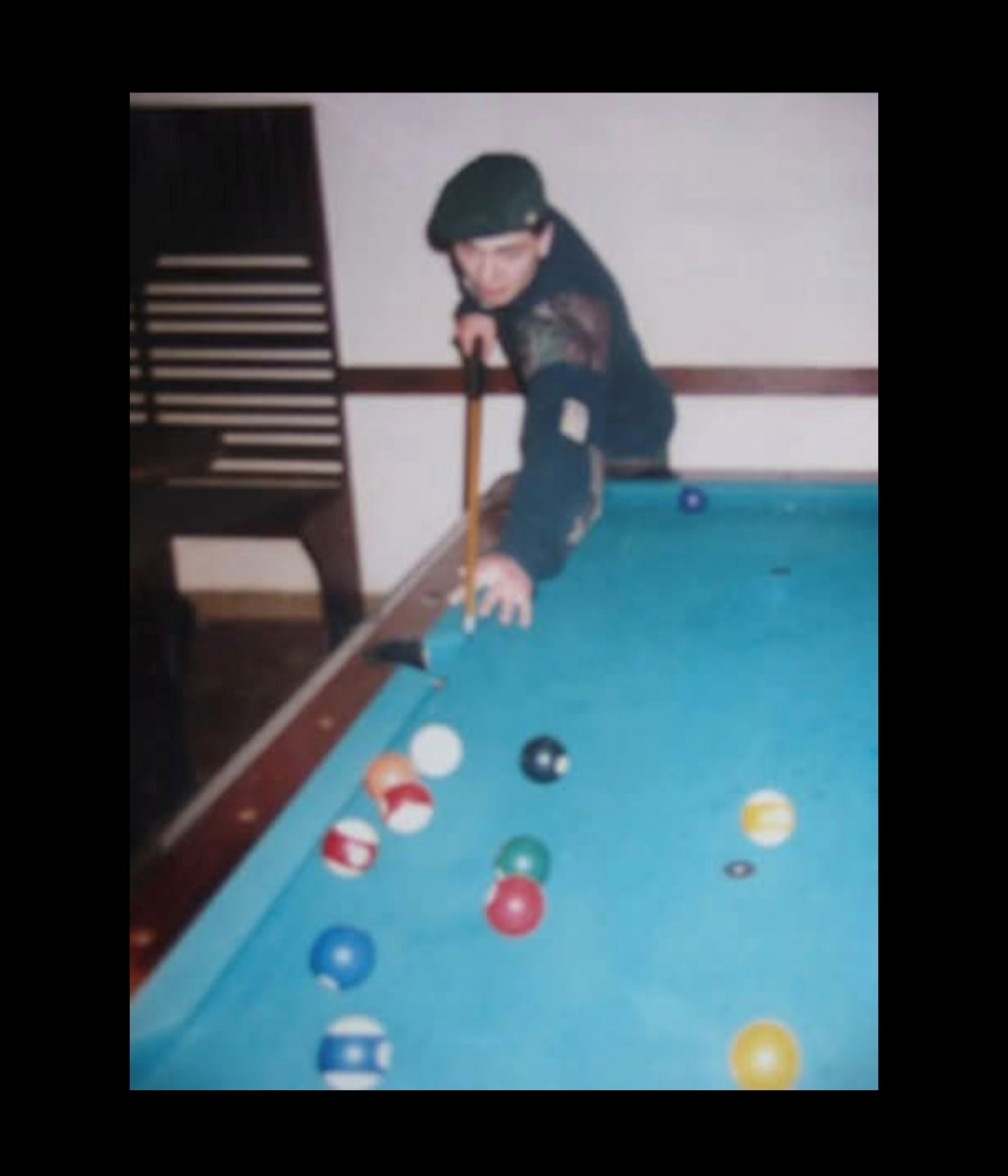 "Za vrijeme Oluje u jednom oslobođenom kafiću u Petrinji. Ovim putem bi se zahvalio ženama koje su nam isplele ove džempere još 91'."