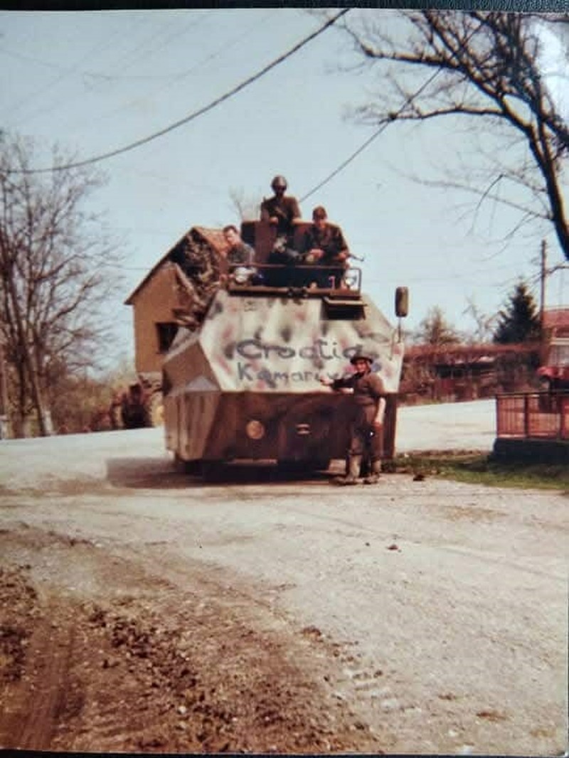 "Moj pokojni suprug i njegovi suborci 57.samostalnog bataljuna Marijan Celjak 1991 g."