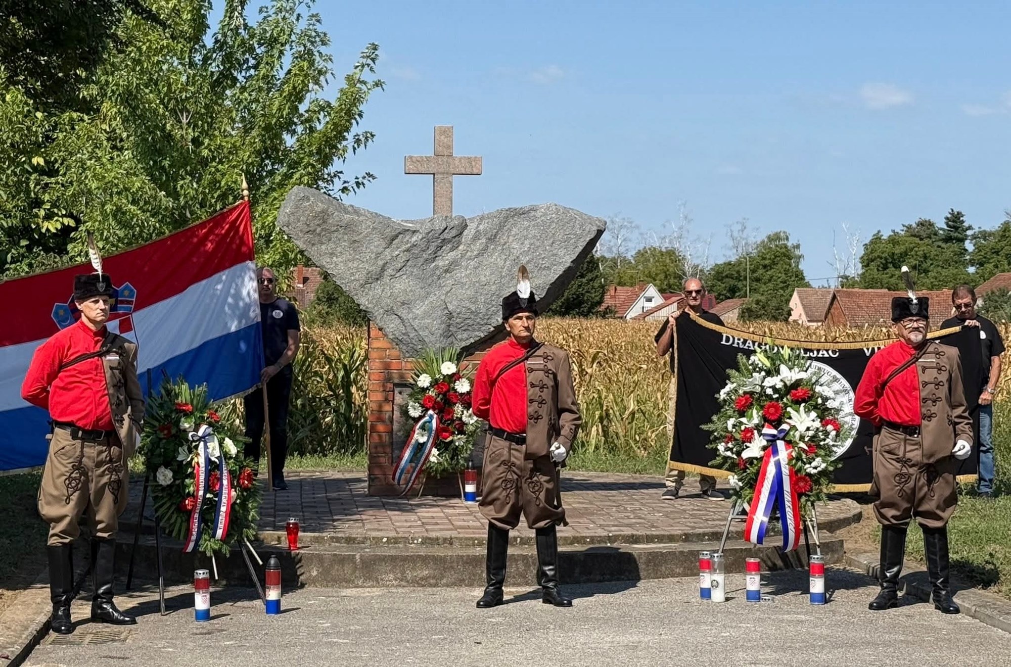 U Vinkovcima obilježena komemoracija. "Ovdje su 1945. ubijeni nevini građani"