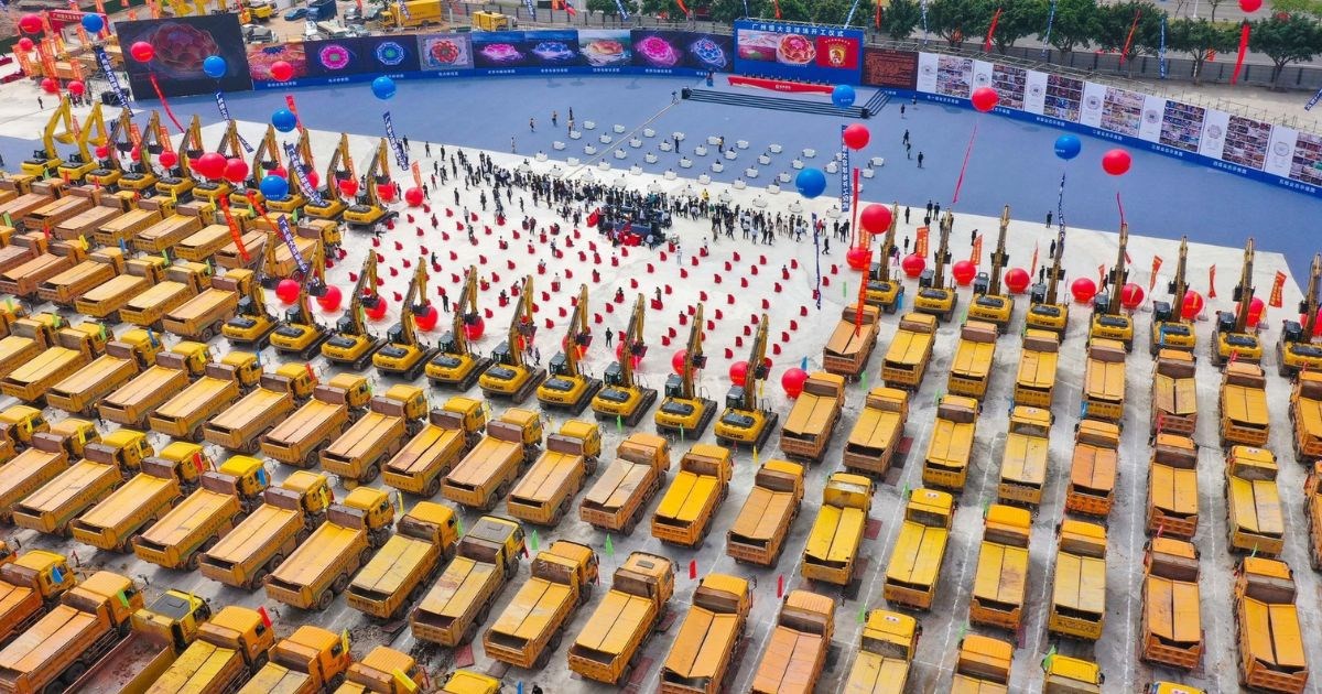 Kamioni pred početak radova