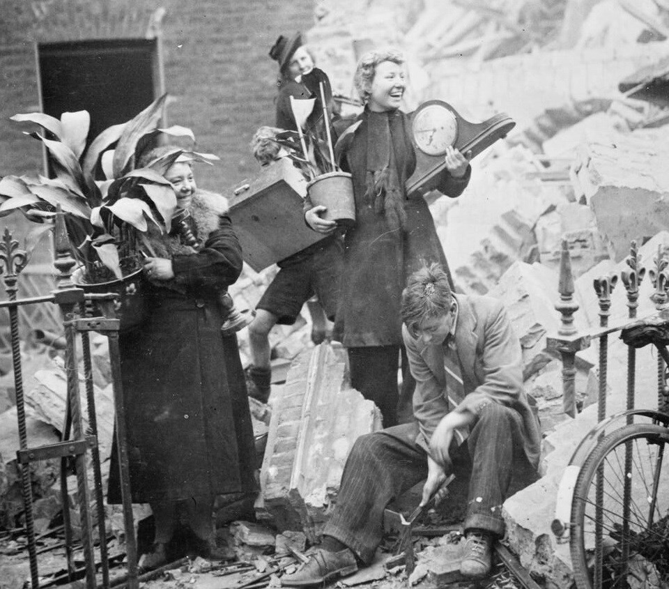 Žena iznosi vrijednosti iz srušene kuće - biljke i sat