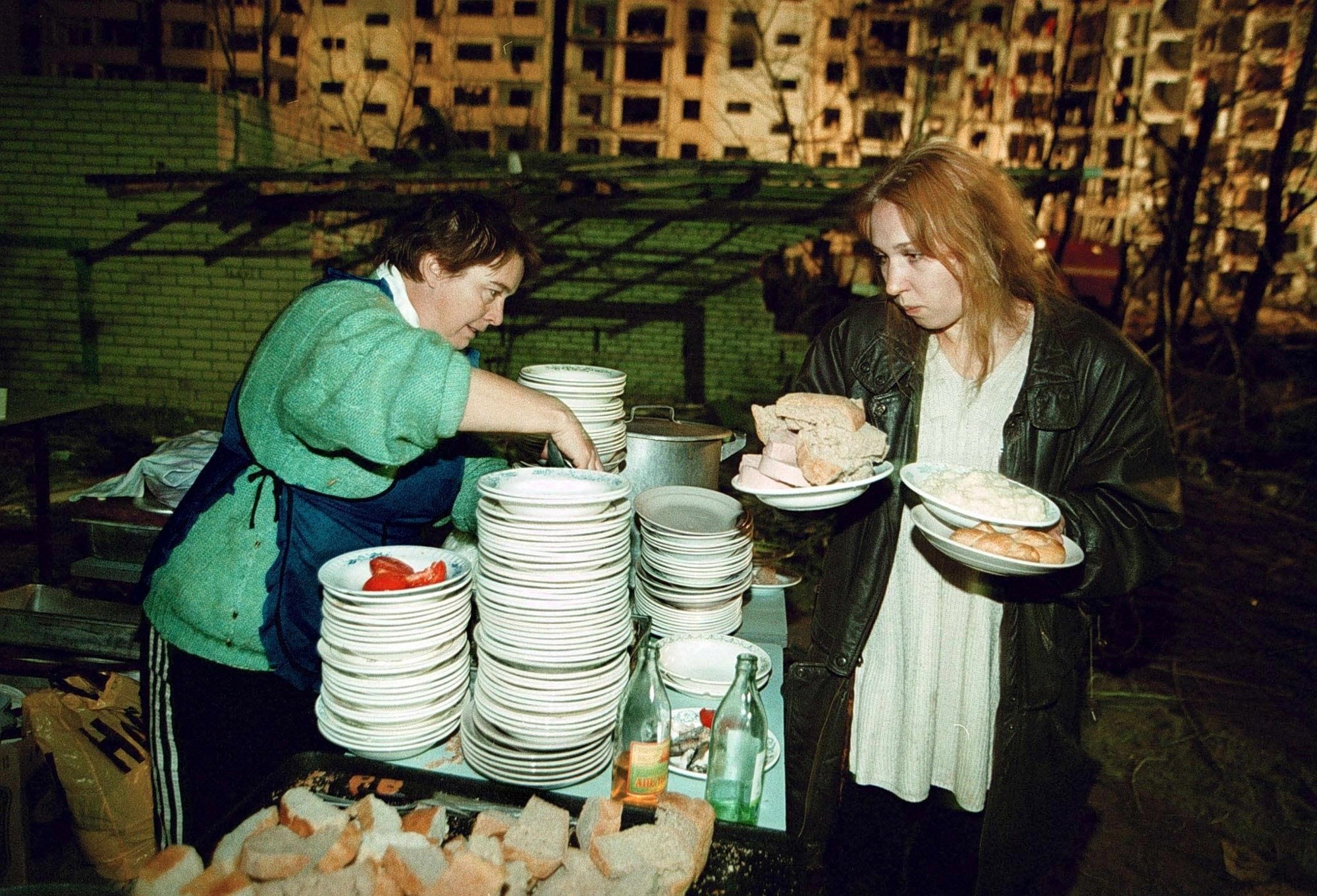 Žena kojoj je u eksploziji uništen stan prima hranu