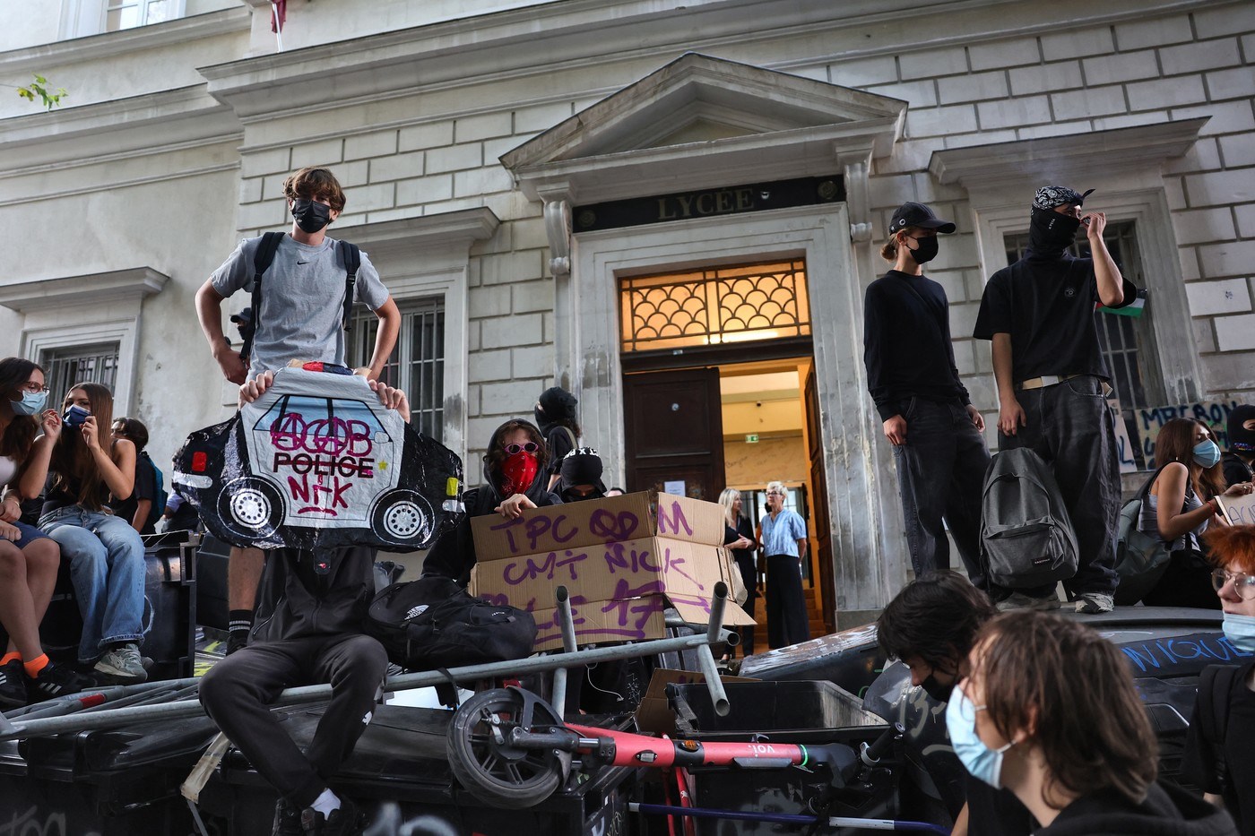 Učenici blokiraju ulaz u školu