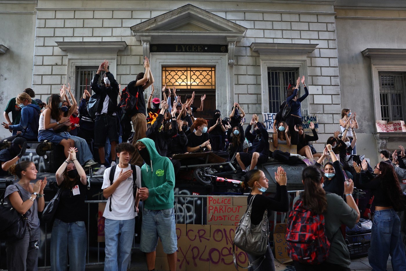 Učenici blokiraju ulaz u školu