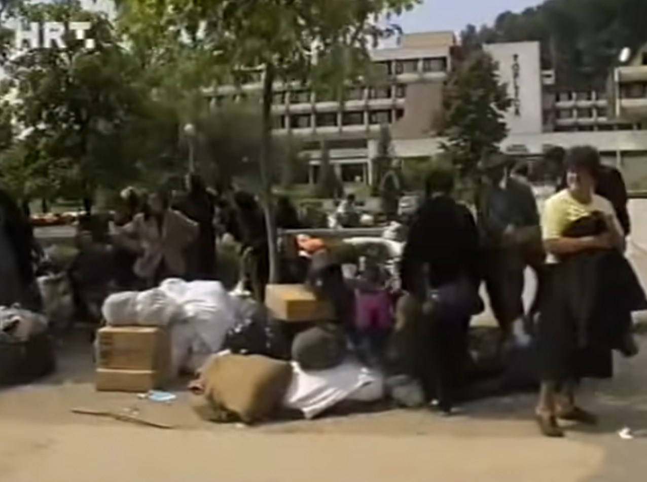 Prizor iz centra Topuskog nakon oslobođenja u Oluji