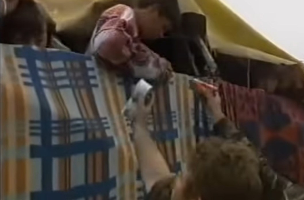 Hrvatska vojska dijeli srpskim izbjeglicama hranu nakon oslobođenja Topuskog