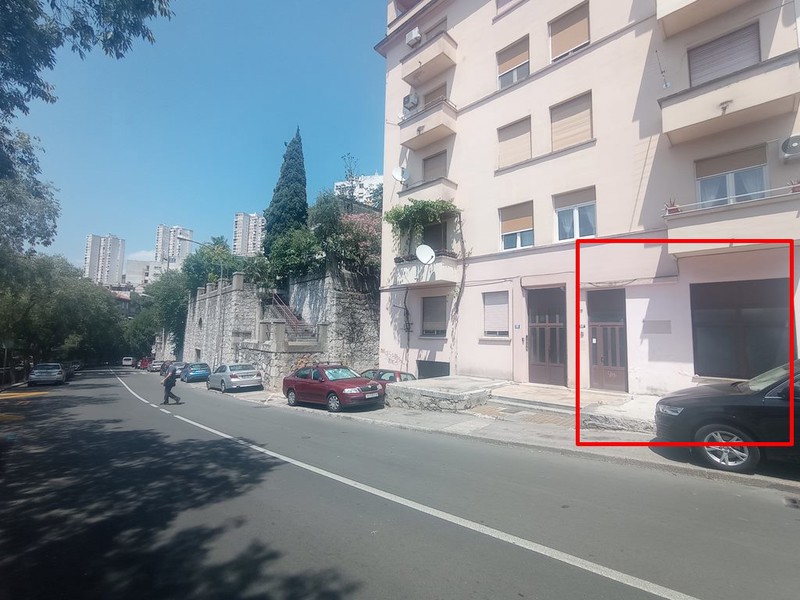 Grad:
RIJEKA
Adresa:
TIZIANOVA 36A
Površina (m2):
52,00
Položaj nekretnine:
prizemlje ulične zgrade
Početna mjesečna neto zakupnina:
499,20 EUR
Jamčevina:
1.497,60 EUR
Predložena djelatnost:
dopuštene propisima (izuzev pružanja usluge smještaja)
Razred oznaka en. certfikata:
B/E
Datum i vrijeme pregleda poslovnih prostora:
13.10.2025. 12:00 – 12:30