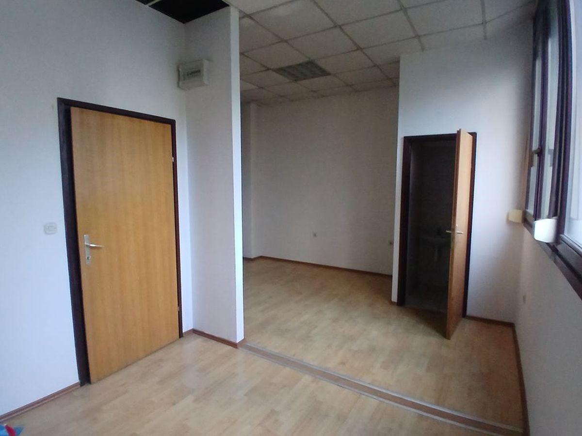 Grad:
ZAGREB
Adresa:
CERNIČKA 21
Površina (m2):
24,84
Položaj nekretnine:
prizemlje ulične zgrade
Početna mjesečna neto zakupnina:
208,66 EUR
Jamčevina:
625,98 EUR
Predložena djelatnost:
dopuštene propisima (izuzev pružanja usluge smještaja)
Razred oznaka en. certfikata:
E/G
Datum i vrijeme pregleda poslovnih prostora:
16.10.2025. 10:55 – 11:25