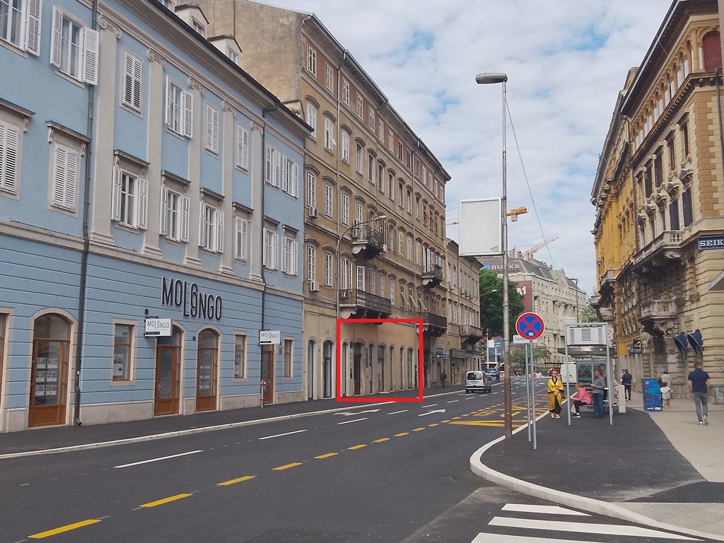 Grad:
RIJEKA
Adresa:
TRPIMIROVA 3B I 5
Površina (m2):
229,66
Položaj nekretnine:
prizemlje ulične zgrade
Početna mjesečna neto zakupnina:
5.144,38 EUR
Jamčevina:
15.433,14 EUR
Predložena djelatnost:
dopuštene propisima (izuzev pružanja usluge smještaja)
Razred oznaka en. certfikata:
B/E
Datum i vrijeme pregleda poslovnih prostora:
13.10.2025. 10:00 – 10:30