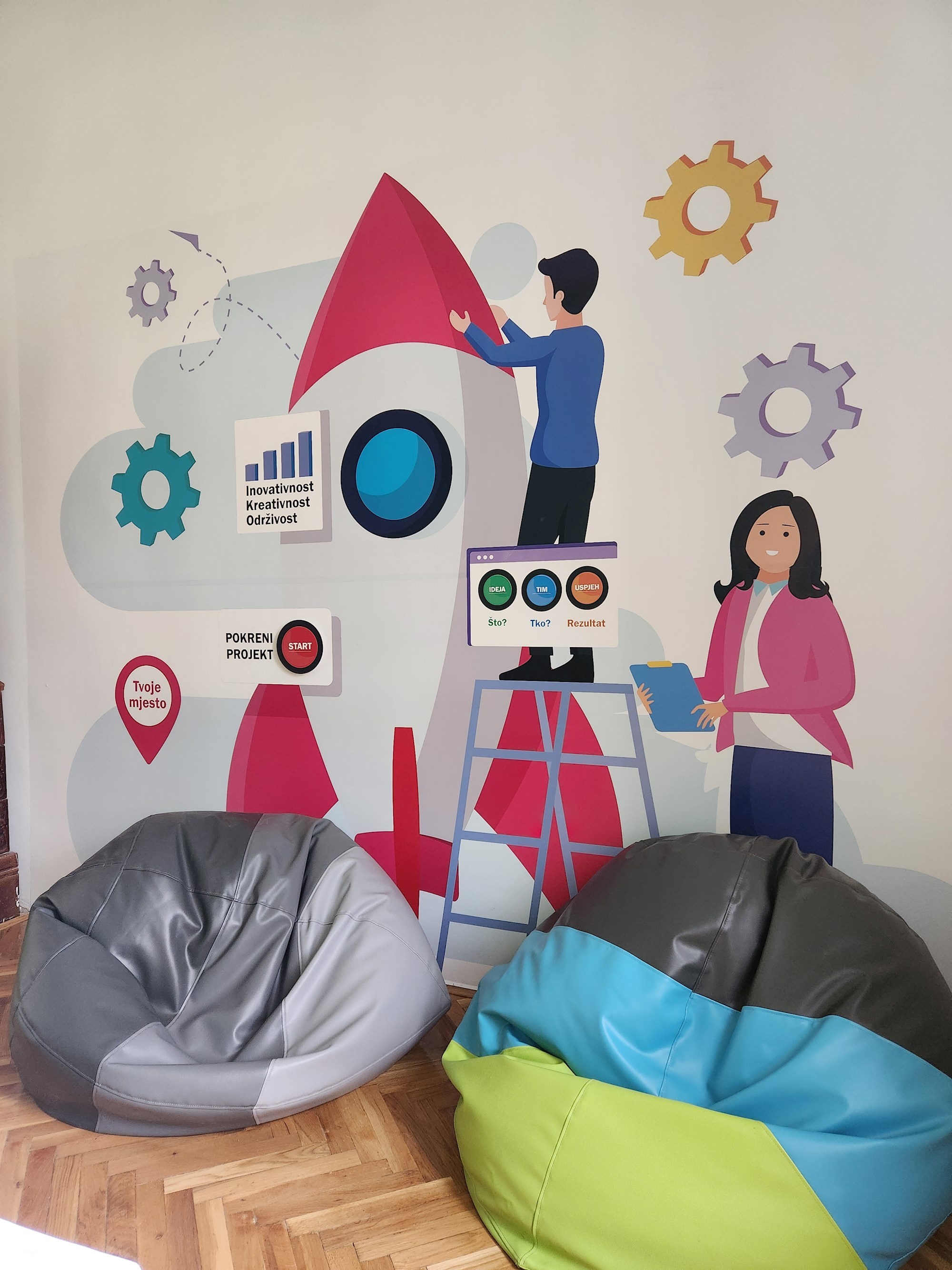 Ekonomska i upravna škola u Osijeku opremila je učionice tipkovnicama, miševima, interaktivnim monitorom, foteljama te zvučnikom s mikrofonom.
