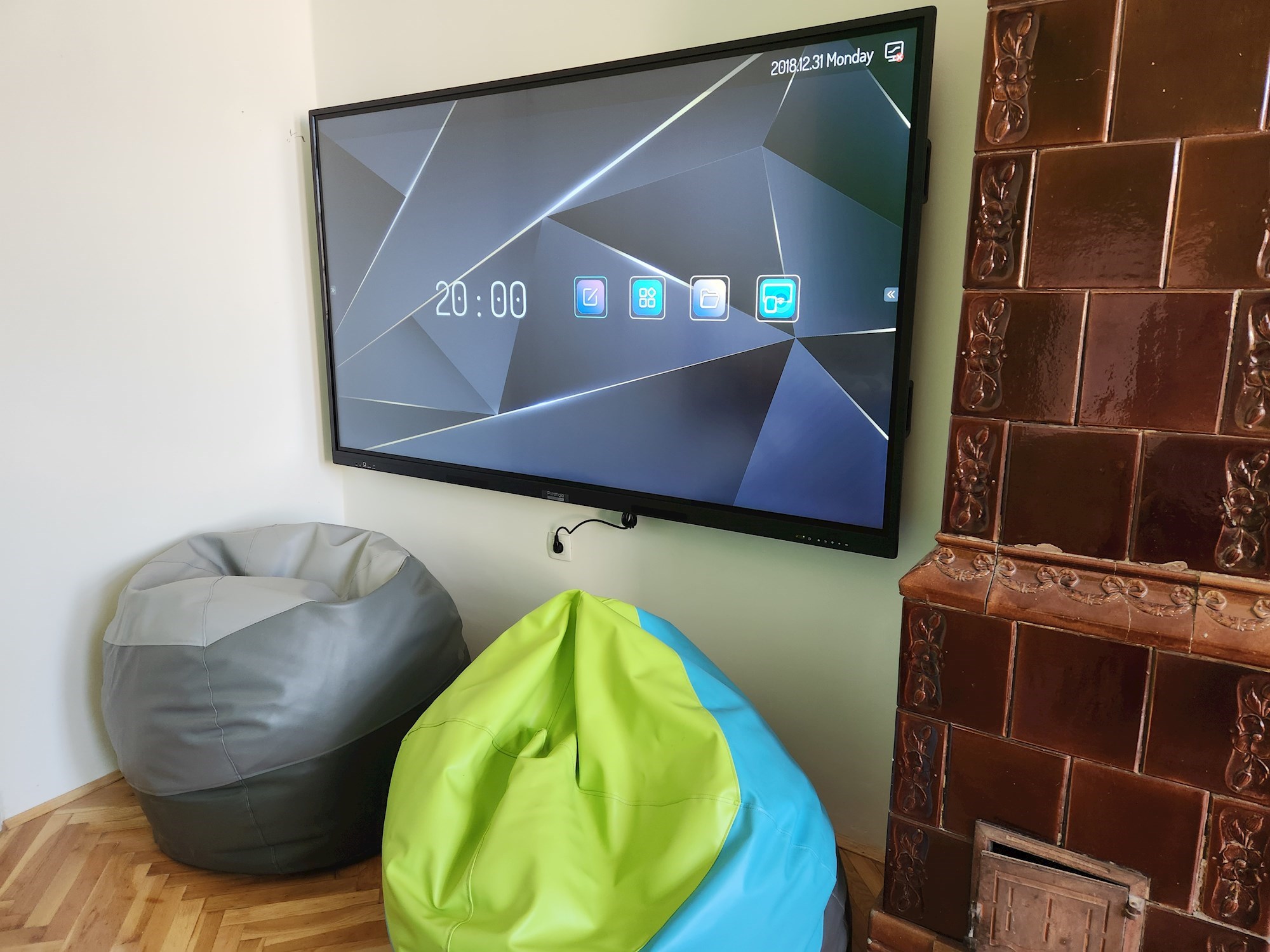 Ekonomska i upravna škola u Osijeku opremila je učionice tipkovnicama, miševima, interaktivnim monitorom, foteljama te zvučnikom s mikrofonom.
