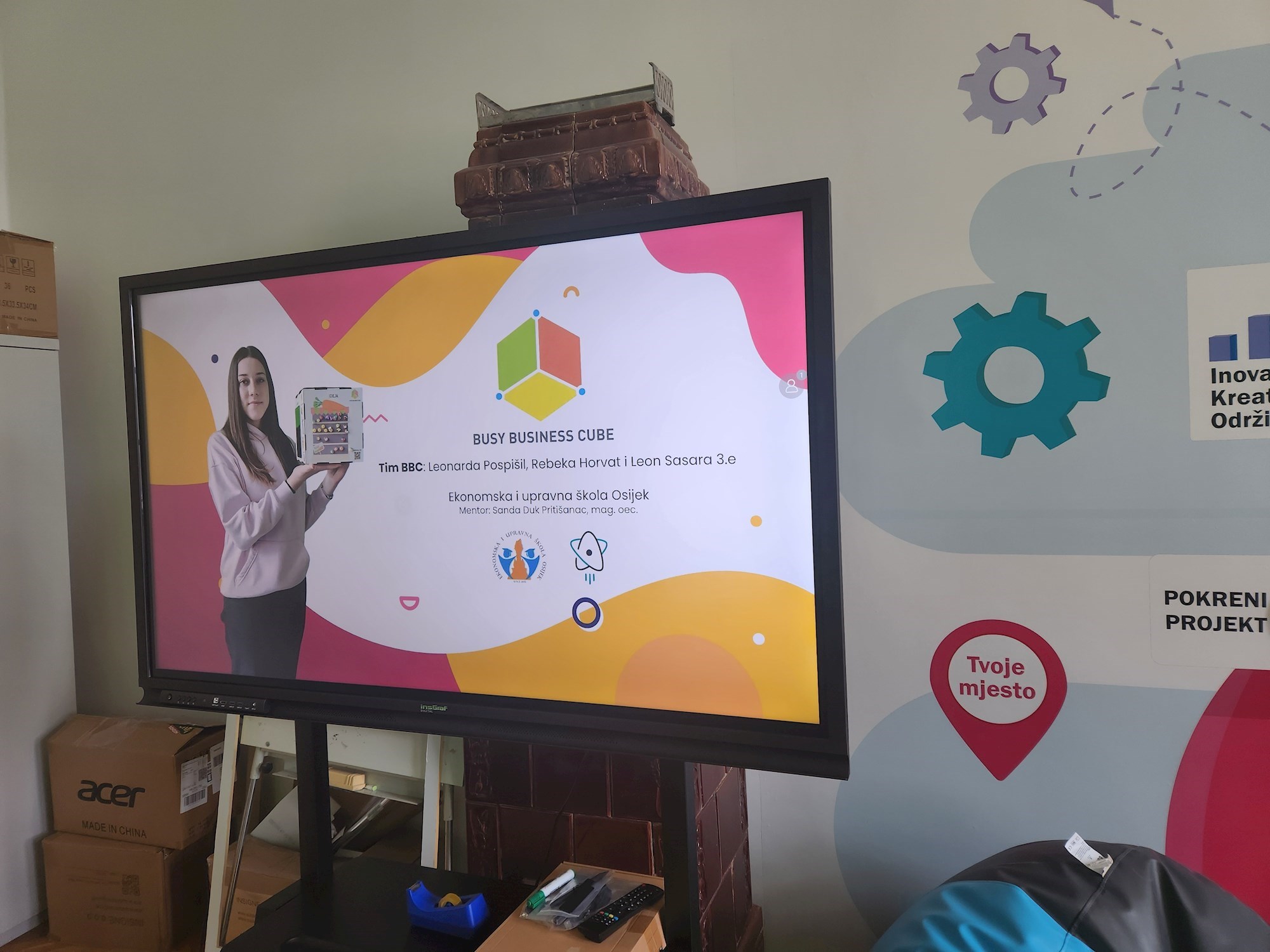 Ekonomska i upravna škola u Osijeku opremila je učionice tipkovnicama, miševima, interaktivnim monitorom, foteljama te zvučnikom s mikrofonom.
