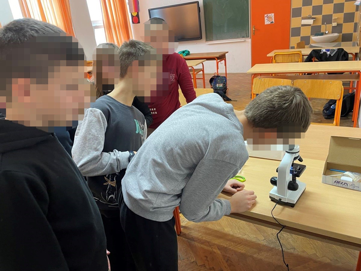 Osnovna škola Siniše Glavaševića u Vukovaru putem inicijative Mali veliki talenti 2 nabavila je mikroskope, model ljudskog torza, 3D kemijske olovke, slackline, mrežasti tunel, društvene igre, matematičke kocke, pješčane satove i tangrame.