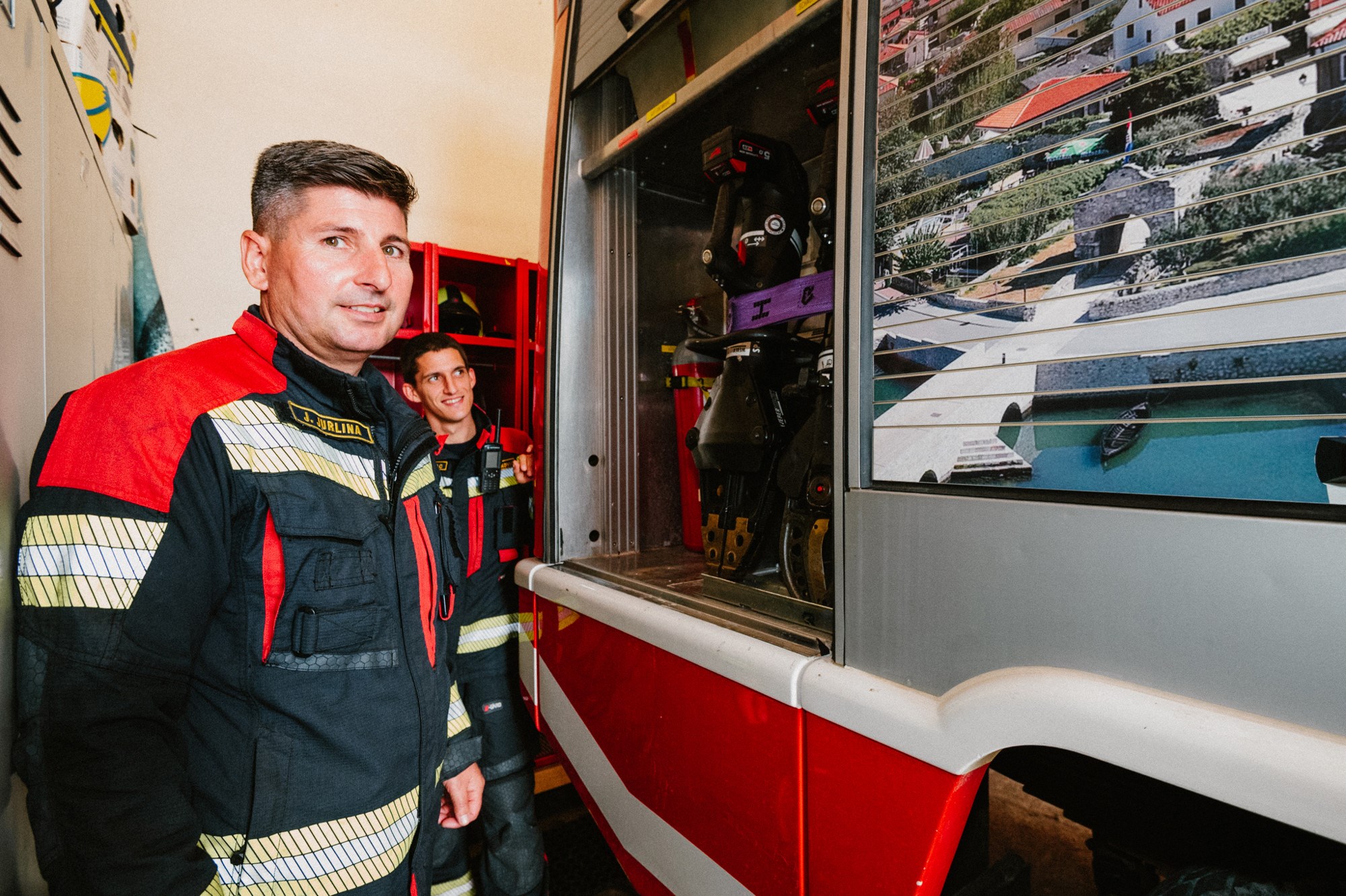 Joško Jurlina i Nikola Proroković pokazuju novi alat koji su nabavili uz donaciju Kauflanda.