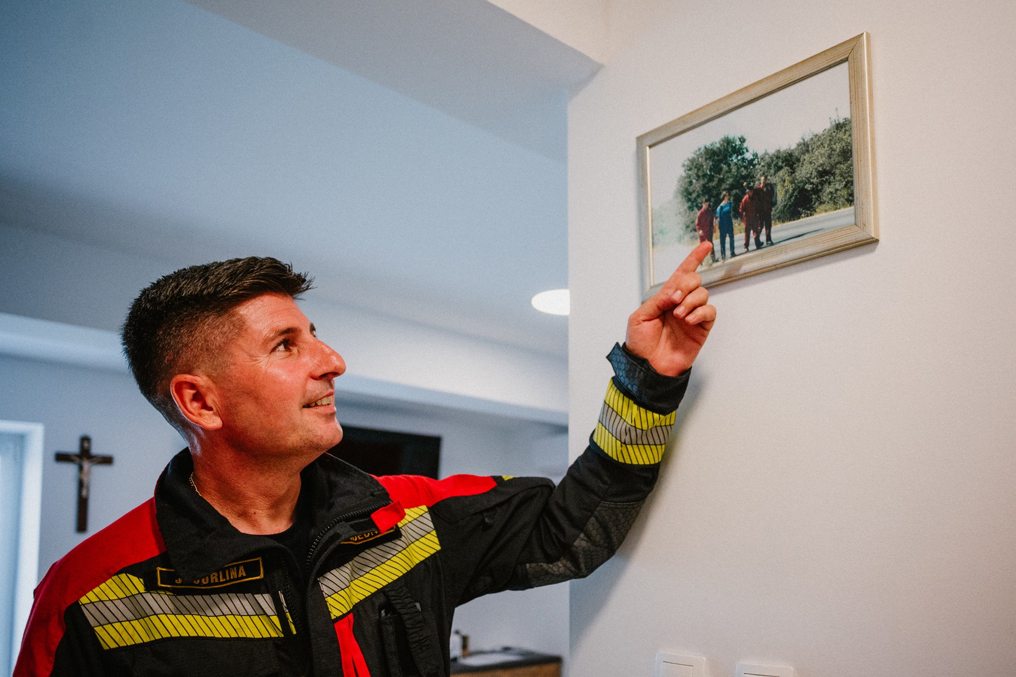 Joško Jurlina pokazuje stare fotografije 