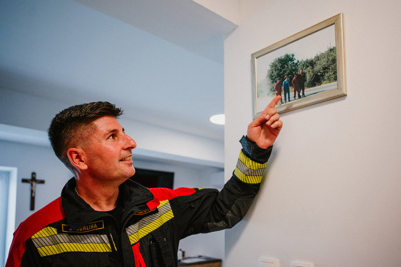Joško Jurlina pokazuje stare fotografije 