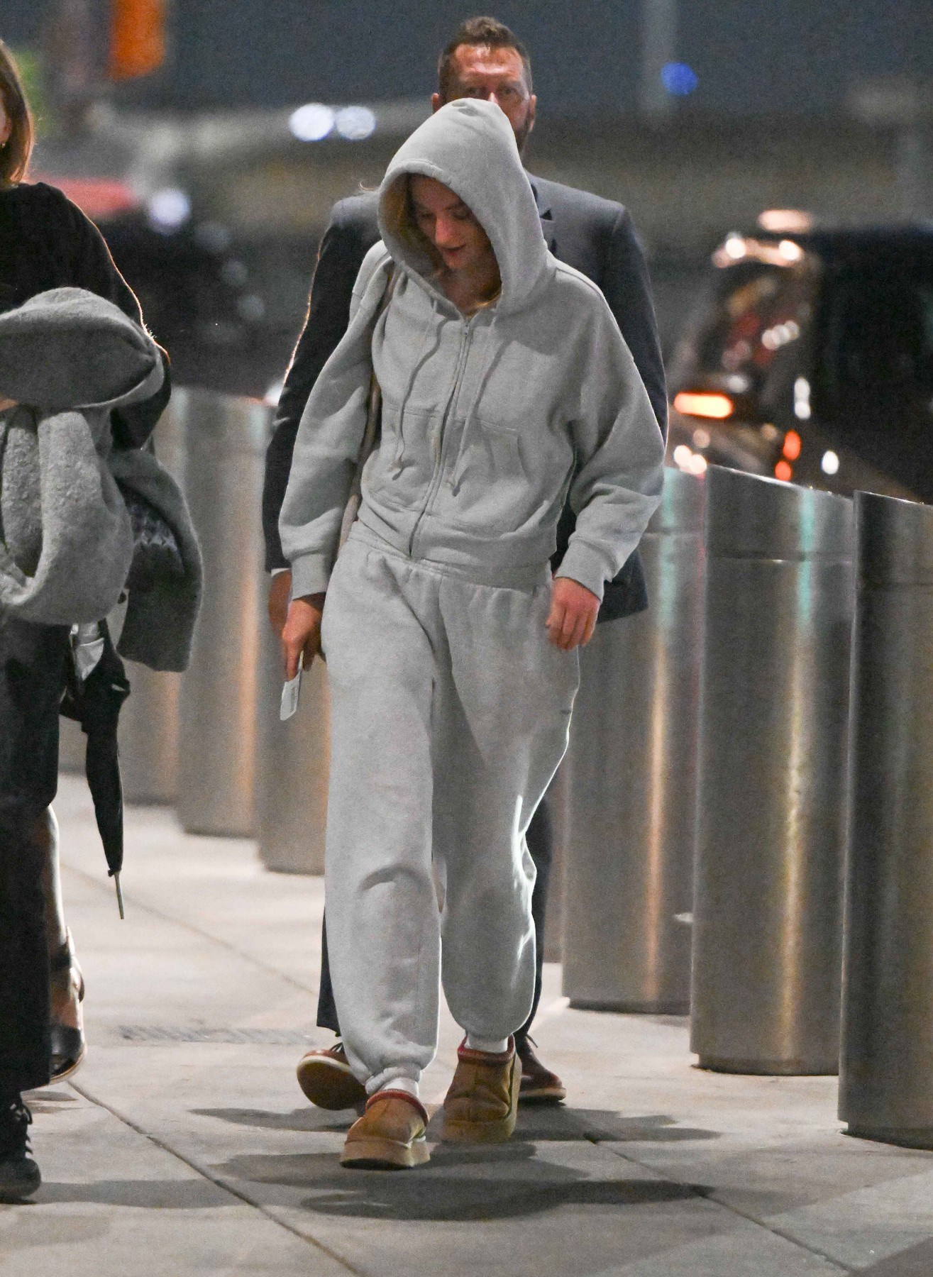 Vjerujte Sophie Turner: Ugg Tazz II nezaobilazna su obuća za zračnu luku. Kada ne nosi adidas Sambe, glumica je gotovo uvijek u Uggsicama. 

Obožava model Tazz II, koji je osvojio milenijalce svojim platforma potplatom i prepoznatljivim crvenim vezom. Model Ugg Tazz II na službenoj stranici košta  155 eura. 