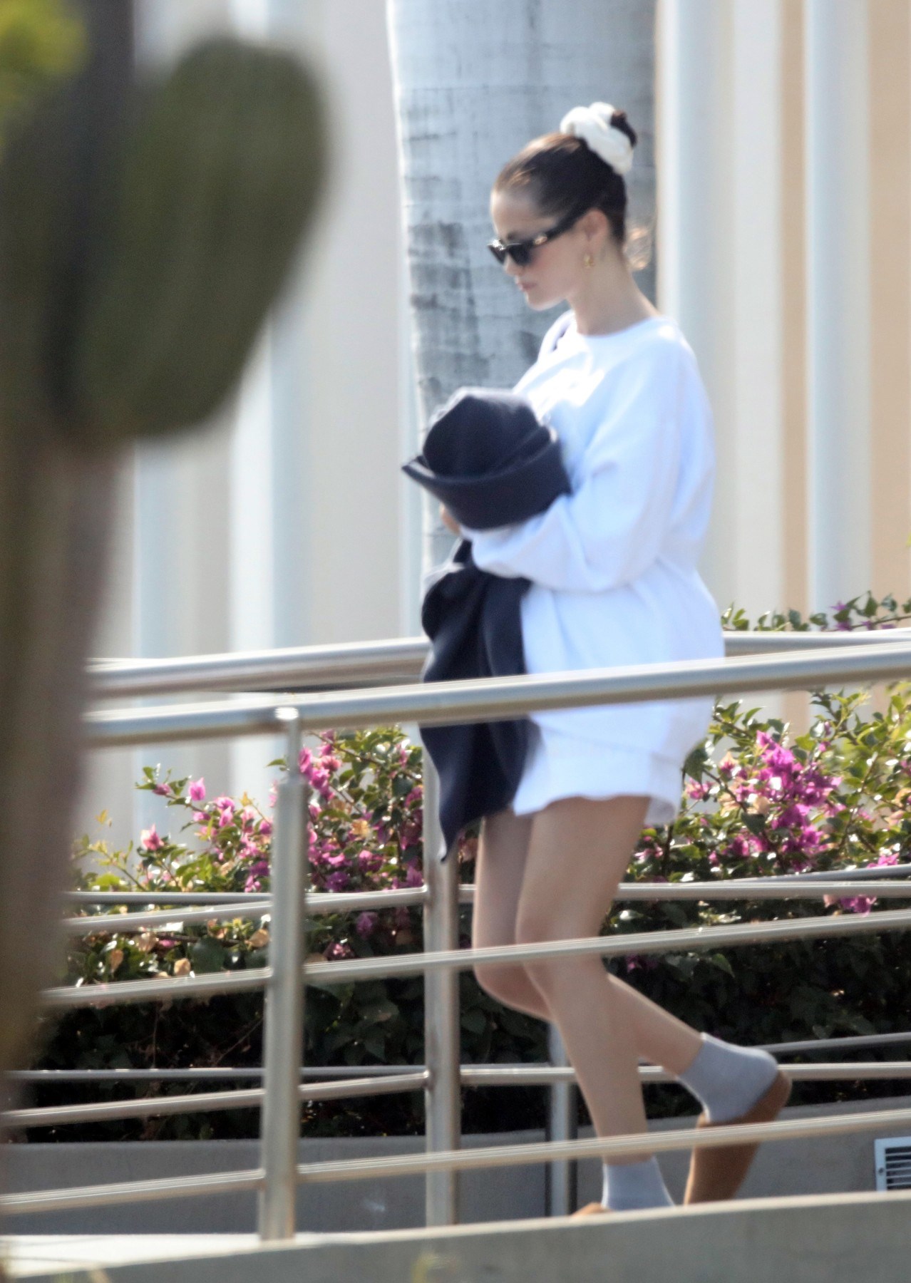 Model Ugg Elea Slip-On bio je dio outfita Selene Gomez na njezinoj djevojačkoj zabavi u Cabu, gdje je fotografirana u bijeloj kombinaciji i ovim udobnim papučama. 

To ne iznenađuje njezine dugogodišnje obožavatelje, koji znaju da slične modele nosi još od 2009. godine. Model Ugg Elea Slip-On dostupan je za 145 eura na službenoj UGG stranici.