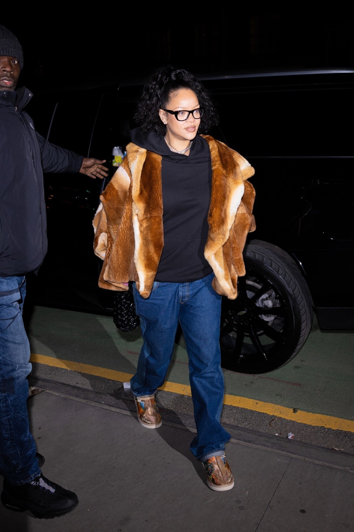 Rihanna, vjerna obožavateljica brenda još od 2009., početkom godine prošetala je u modelu nastalom u suradnji s brendom Palace - maskirnoj verziji popularnih Tasman papuča ukrašenoj upečatljivim vezom.

Kombinirala ih je sa širokim trapericama, dok je vintage krzneni kaput Diora s potpisom Johna Galliana dodatno naglasio njezin prepoznatljivi it-girl stil. Model Ugg Tasman Palace na Farfetchu se prodaje za 482 eura.