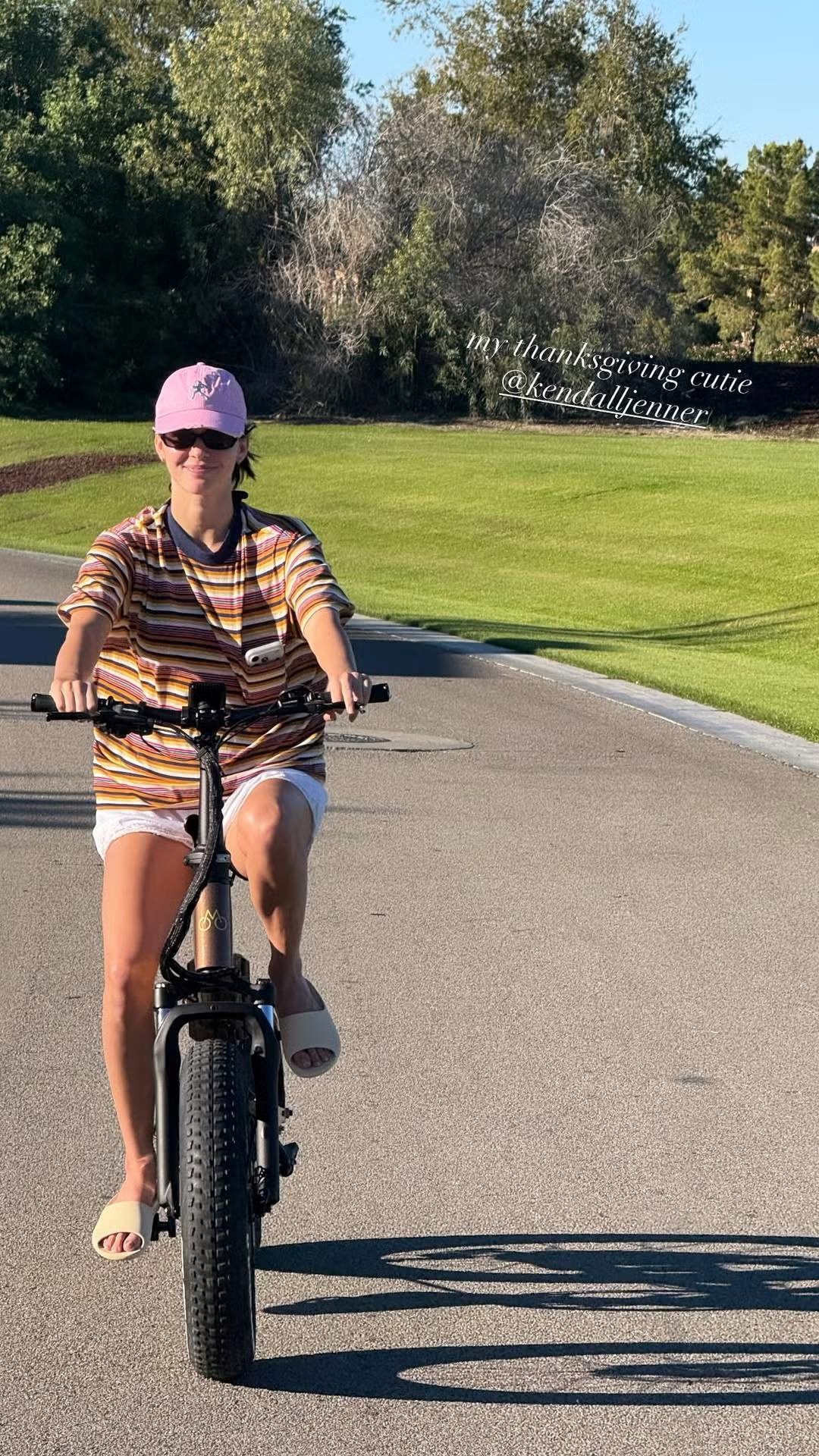 Kylie Jenner je na svom Instagramu podijelila fotografiju sestre Kendall na biciklu, nazvavši je svojom simpatijom za Dan zahvalnosti. Na slici, Kendall nosi ružičastu šiltericu, prugastu majicu, bijele kratke hlače s volanima i natikače.