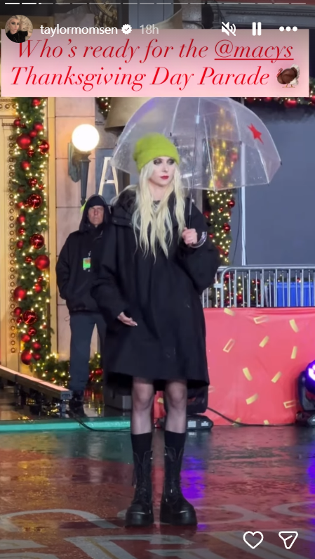 Taylor Momsen, mnogima poznata po ulozi u seriji Gossip Girl, na paradu je stigla u prigodnom izdanju s kapom Djeda Božićnjaka.