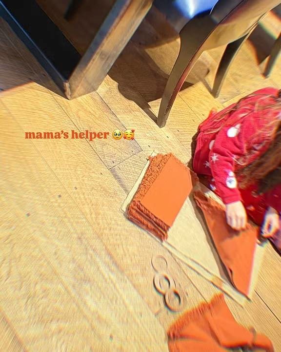 Manekenka Gigi Hadid pružila je obožavateljima rijedak uvid u svoj život s kćeri Khai, koju odgaja s bivšim partnerom Zaynom Malikom. Na Instagramu je objavila fotografije priprema za veliku gozbu, a petogodišnju Khai nazvala je "maminom pomoćnicom" dok je slagala narančaste salvete večer uoči blagdana.