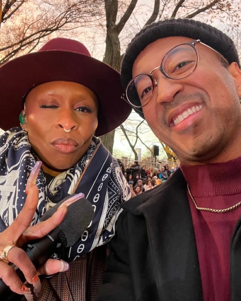 Cynthia Erivo pojavila se na Macy's paradi za Dan zahvalnosti u New Yorku u jesenskoj kombinaciji, odjevena u tople bordo tonove i mekane, slojevite materijale.