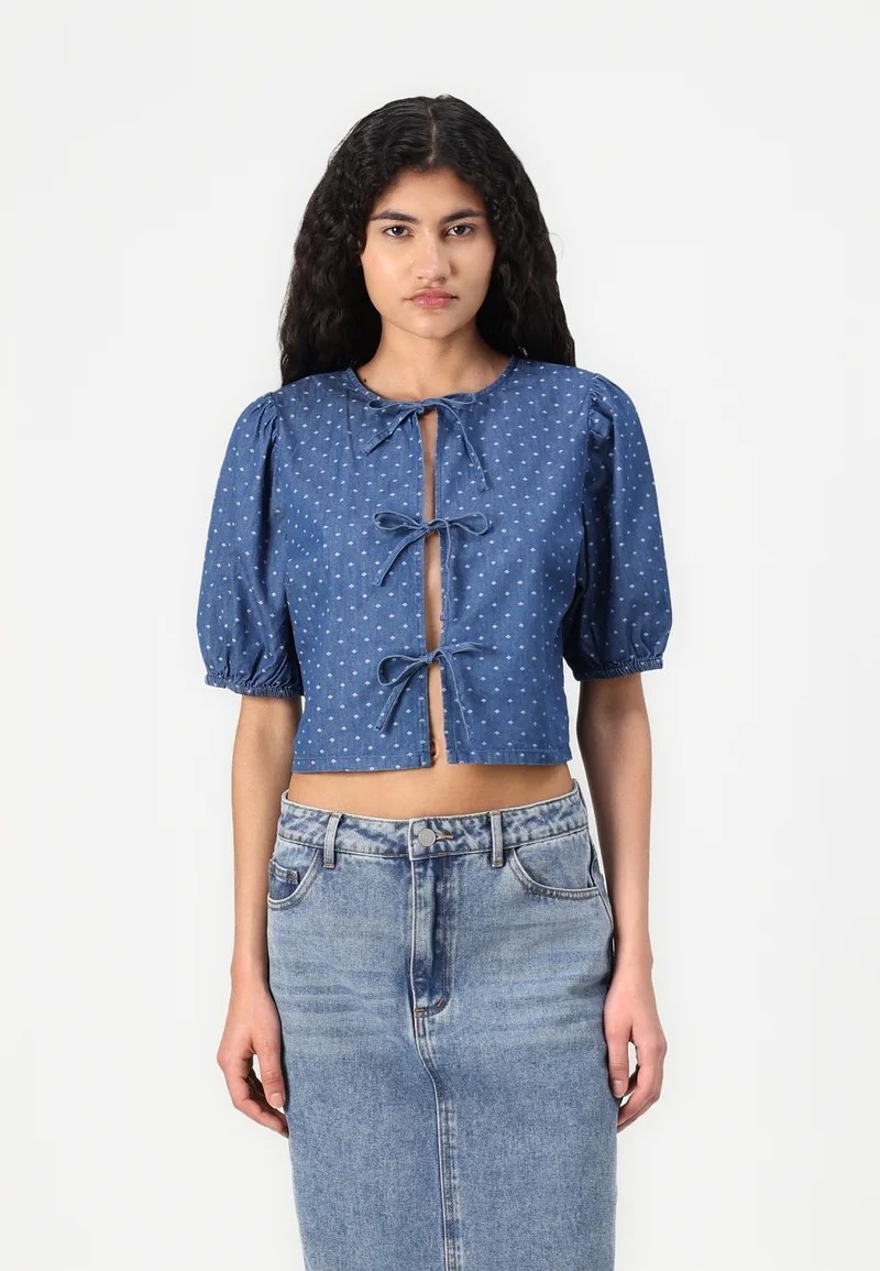 ONLY
ONLNOVA AZURE TIE - Bluza - medium blue denim
Prvotno:
26,41 € -70%