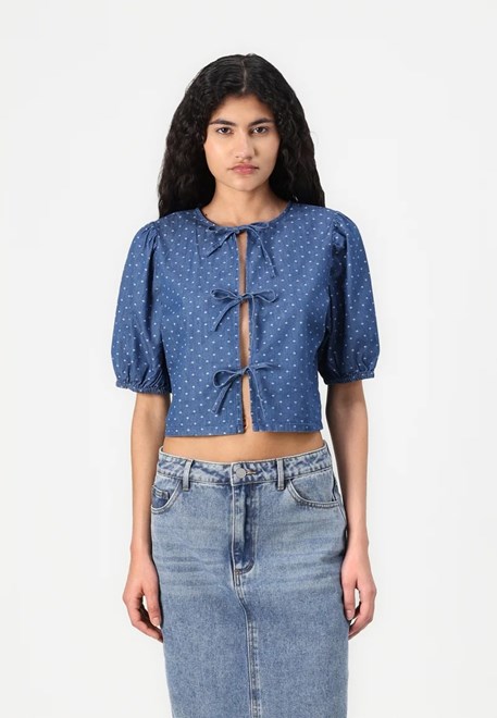 ONLY
ONLNOVA AZURE TIE - Bluza - medium blue denim
Prvotno:
26,41 € -70%