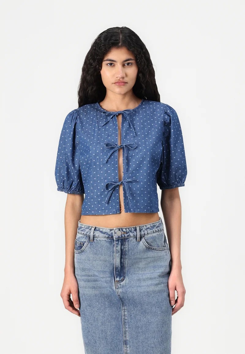 ONLY
ONLNOVA AZURE TIE - Bluza - medium blue denim
Prvotno:
26,41 € -70%