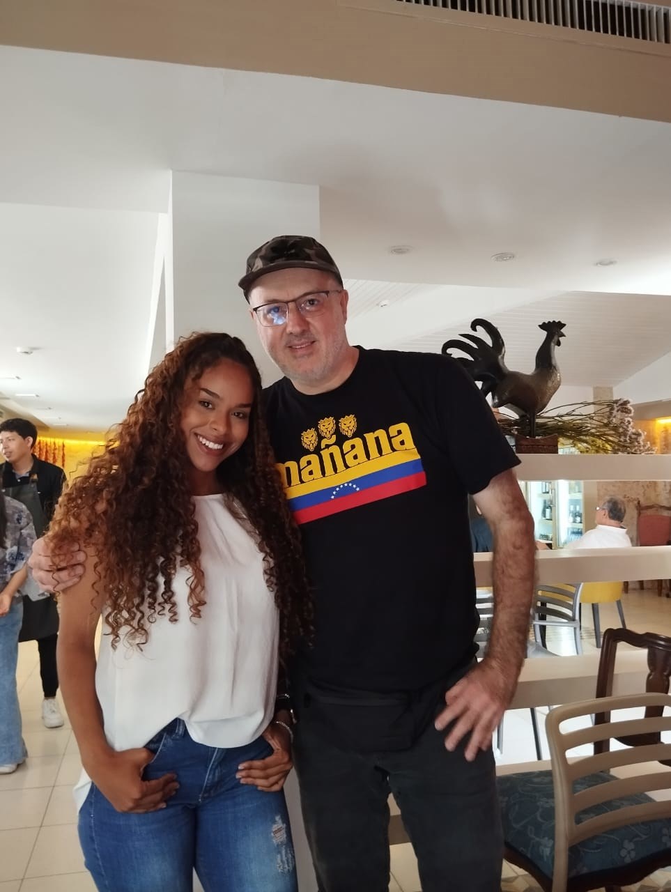 Vuco i Adrianna koja je u spotu za njegovu pjesmu Nedjelja, spot je snimljen u Venezueli. Adrianna je bila miss otoka Isla Margarita na Karibima