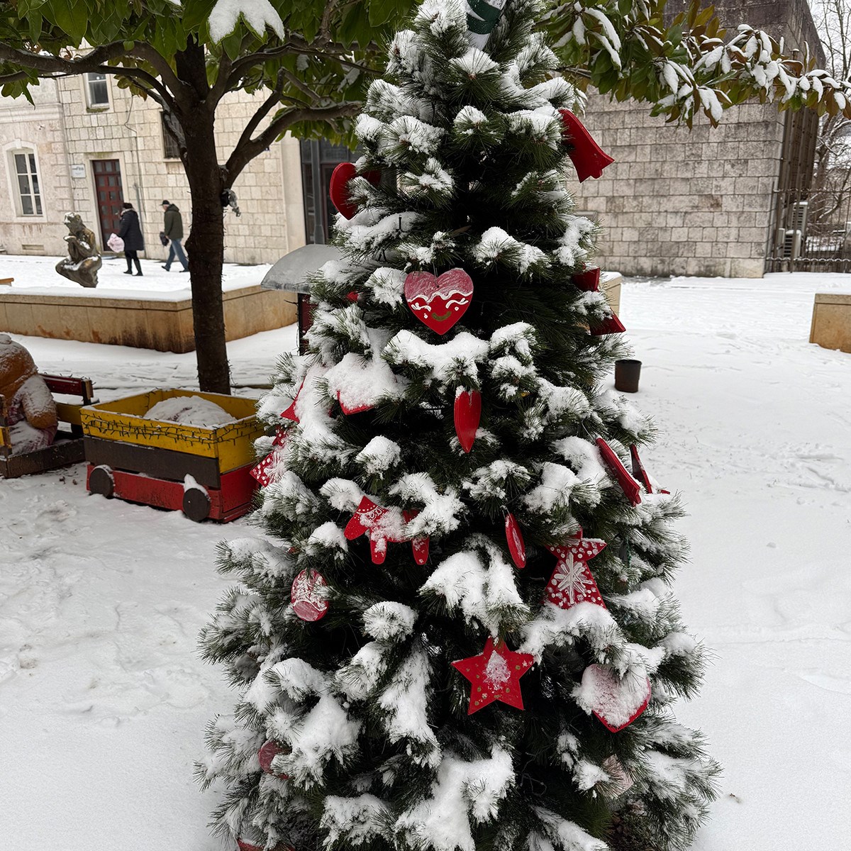 FOTO I VIDEO Snježne pahulje zabijelile Dalmaciju. Grudanje, smijeh i zimska čarolija