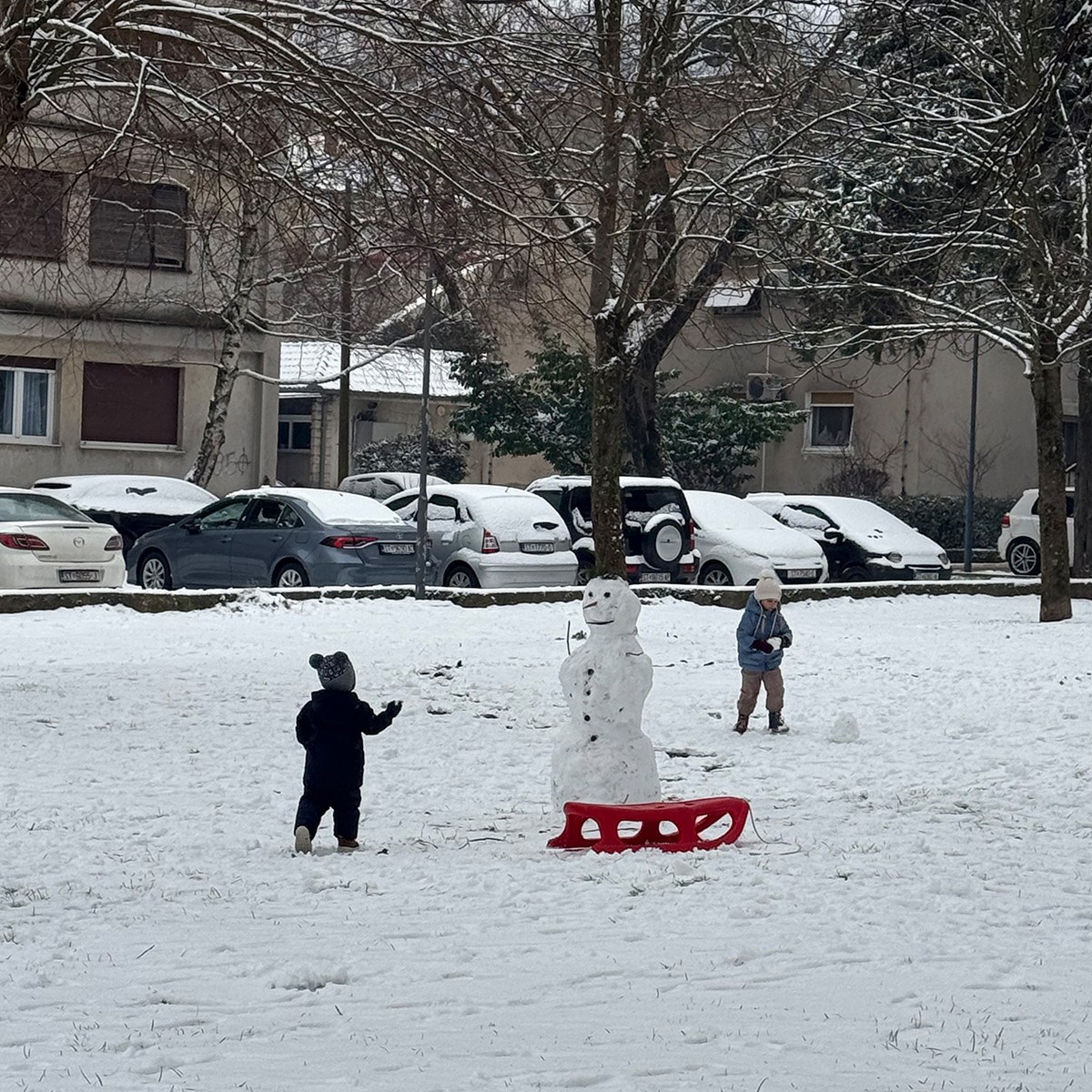 FOTO I VIDEO Snježne pahulje zabijelile Dalmaciju. Grudanje, smijeh i zimska čarolija