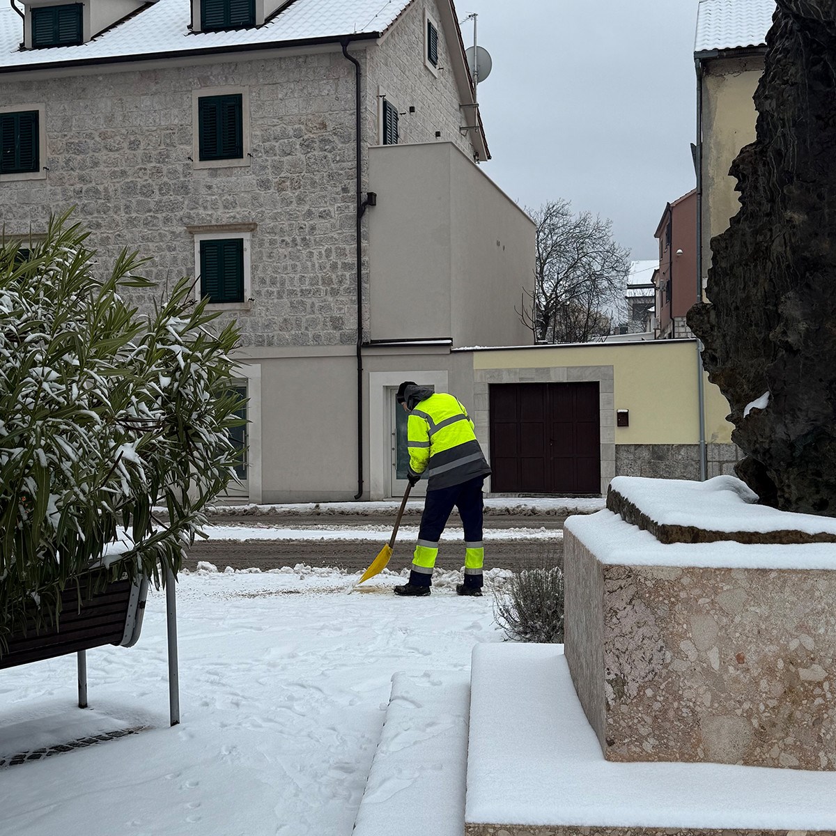 FOTO I VIDEO Snježne pahulje zabijelile Dalmaciju. Grudanje, smijeh i zimska čarolija