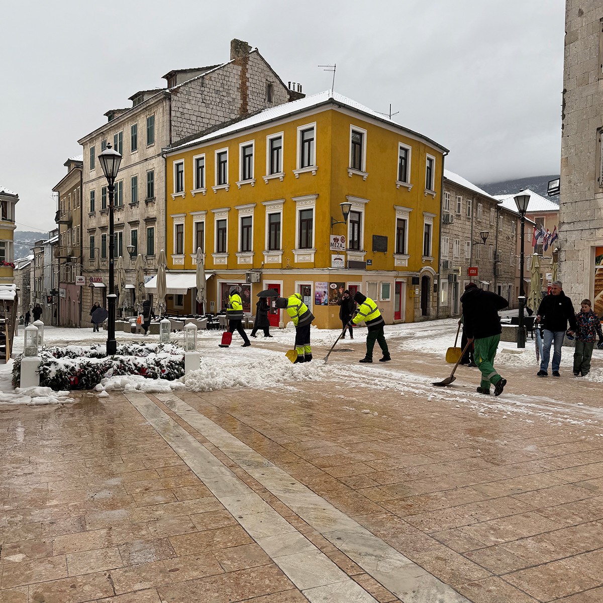 FOTO I VIDEO Snježne pahulje zabijelile Dalmaciju. Grudanje, smijeh i zimska čarolija