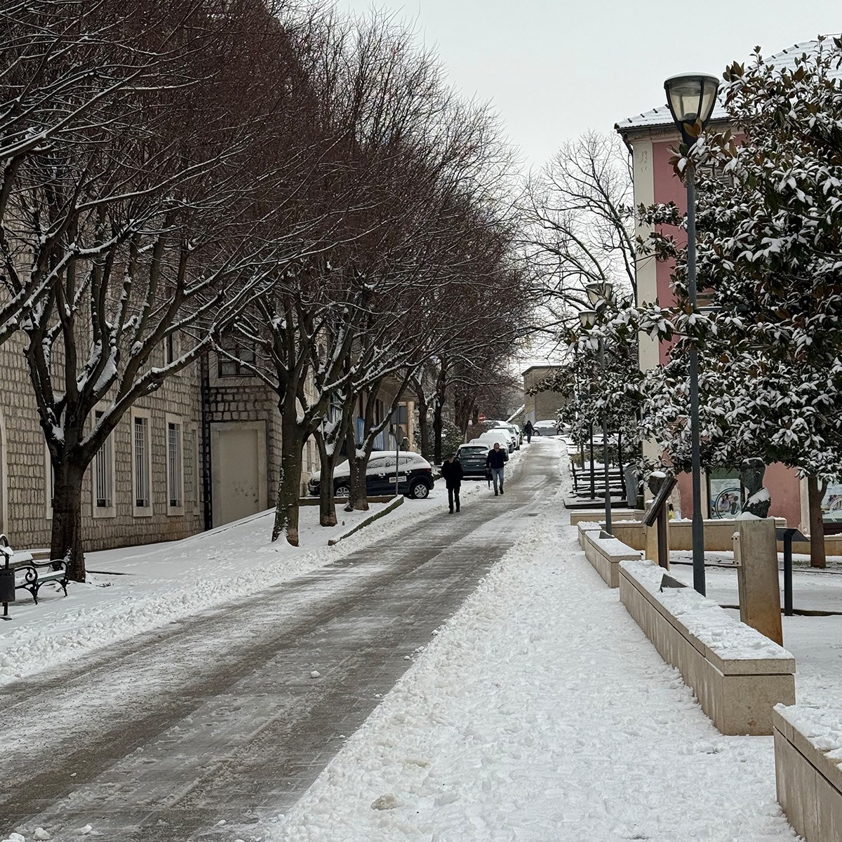 FOTO I VIDEO Snježne pahulje zabijelile Dalmaciju. Grudanje, smijeh i zimska čarolija
