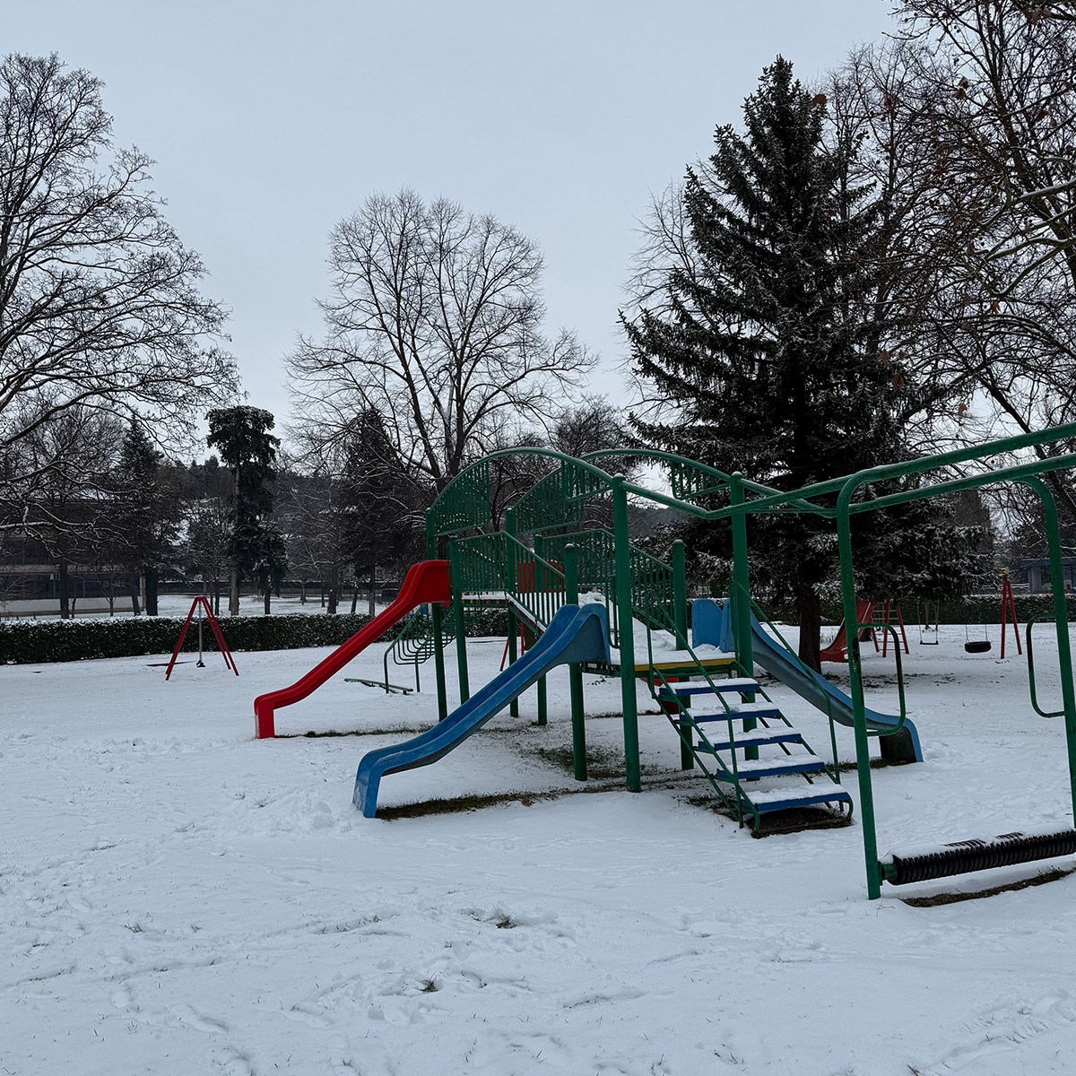 FOTO I VIDEO Snježne pahulje zabijelile Dalmaciju. Grudanje, smijeh i zimska čarolija