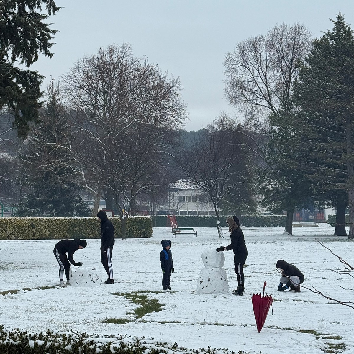FOTO I VIDEO Snježne pahulje zabijelile Dalmaciju. Grudanje, smijeh i zimska čarolija
