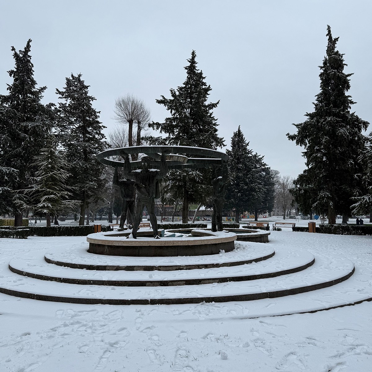 FOTO I VIDEO Snježne pahulje zabijelile Dalmaciju. Grudanje, smijeh i zimska čarolija