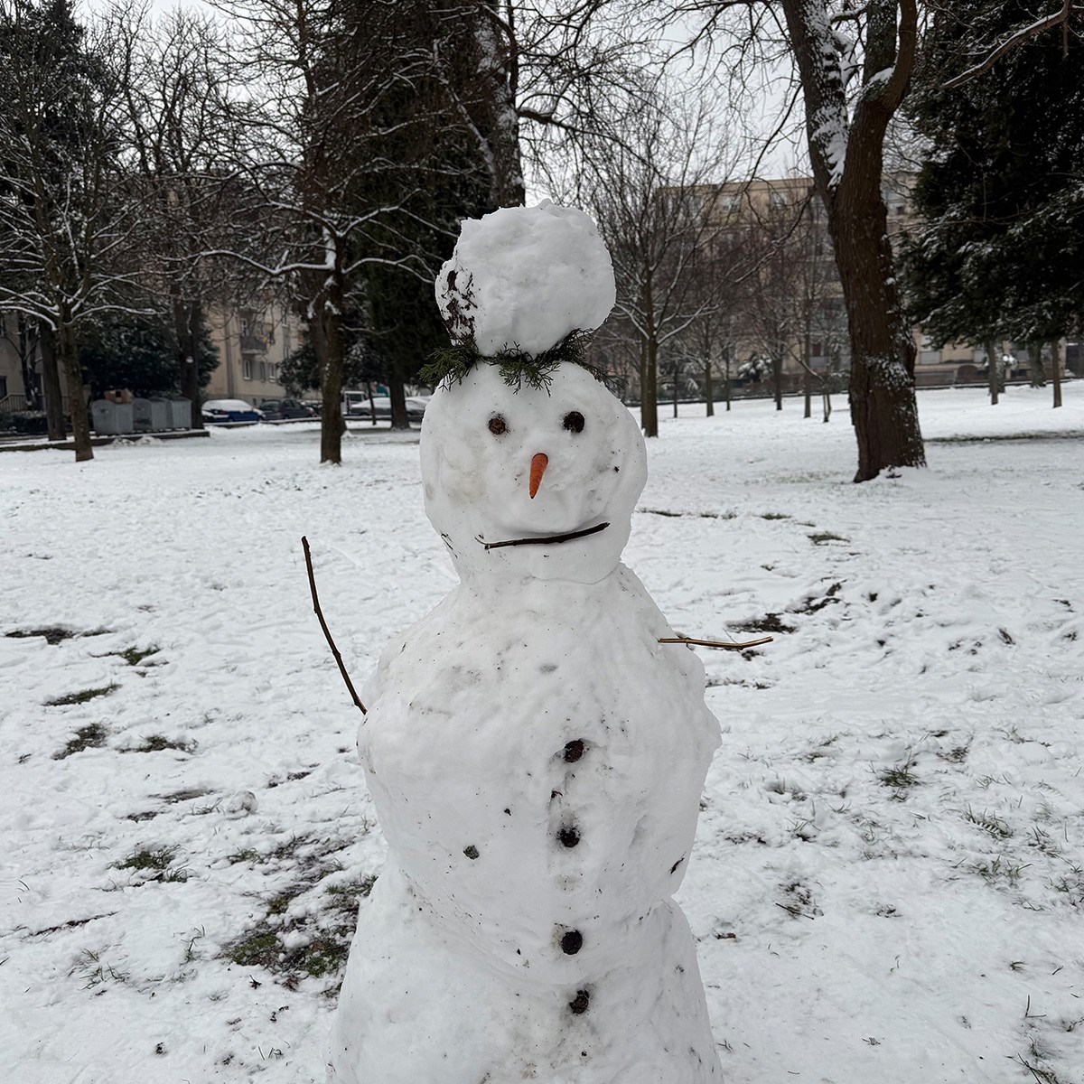 FOTO I VIDEO Snježne pahulje zabijelile Dalmaciju. Grudanje, smijeh i zimska čarolija