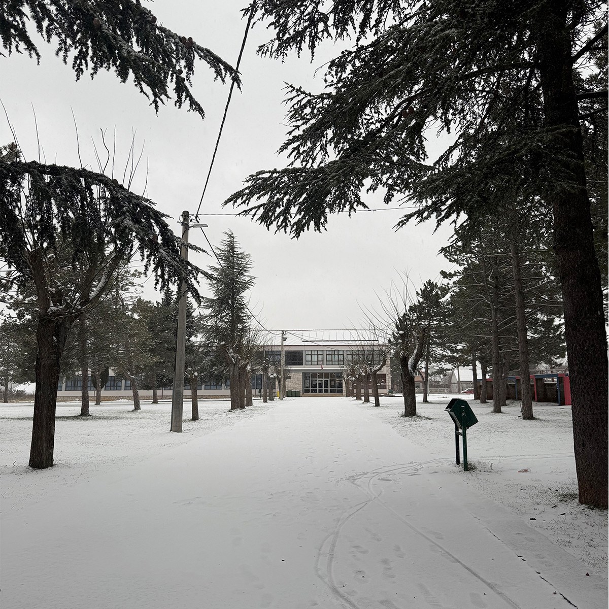 FOTO I VIDEO Snježne pahulje zabijelile Dalmaciju. Grudanje, smijeh i zimska čarolija