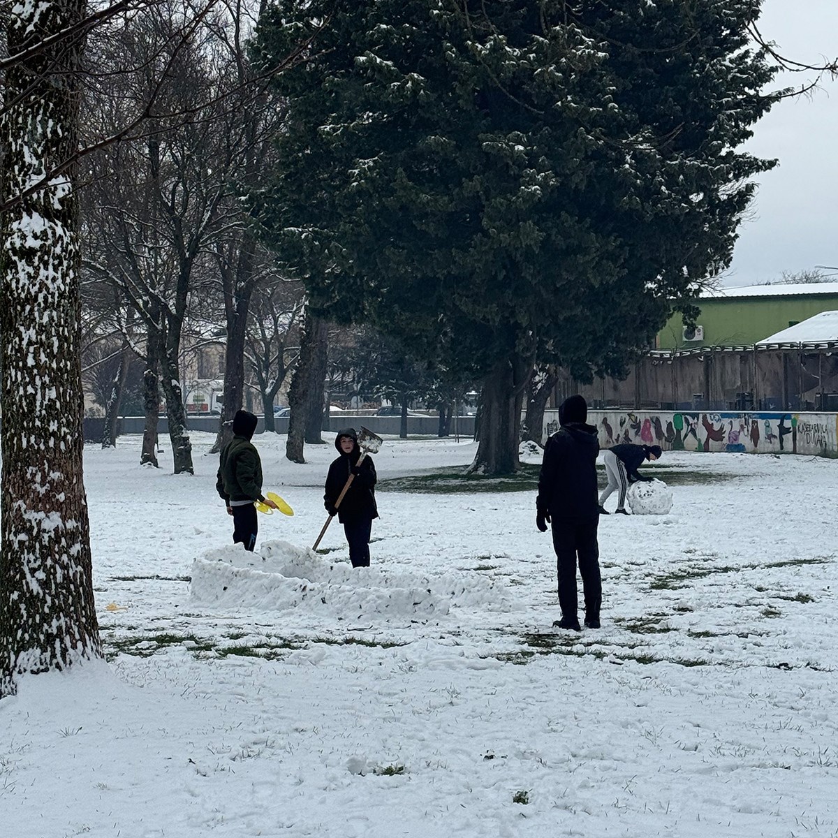 FOTO I VIDEO Snježne pahulje zabijelile Dalmaciju. Grudanje, smijeh i zimska čarolija